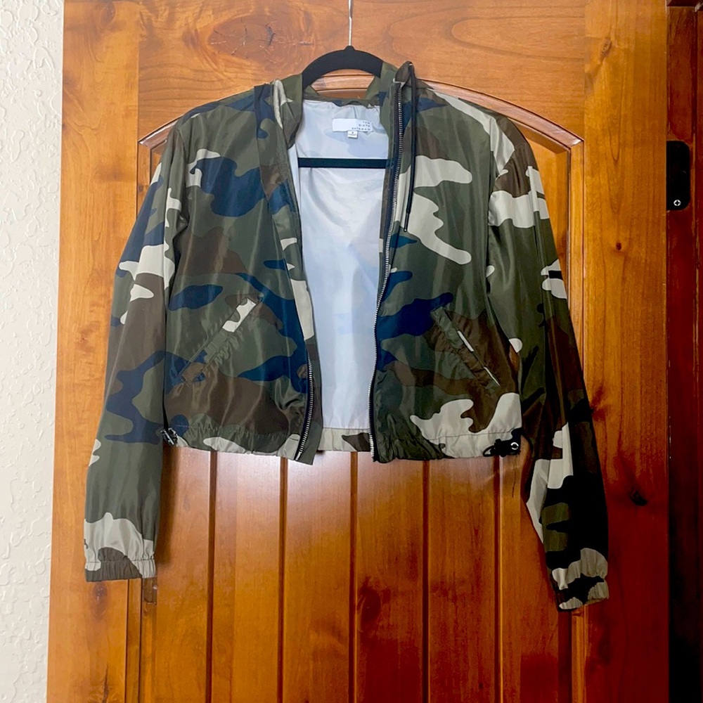 Camo hooded crop windbreaker jacket